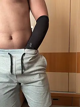 muscularZoro online show from June 16, 2026, 12:16 pm