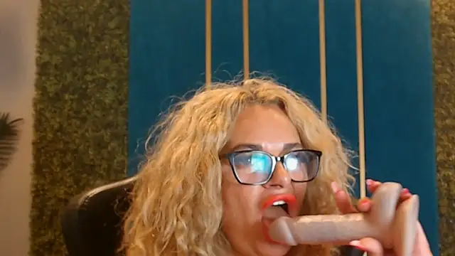 Snapshot of ElviraZoi chatting on July 3, 2026, 6:09 am ElviraZoi online show from July 3, 2026, 6:09 am