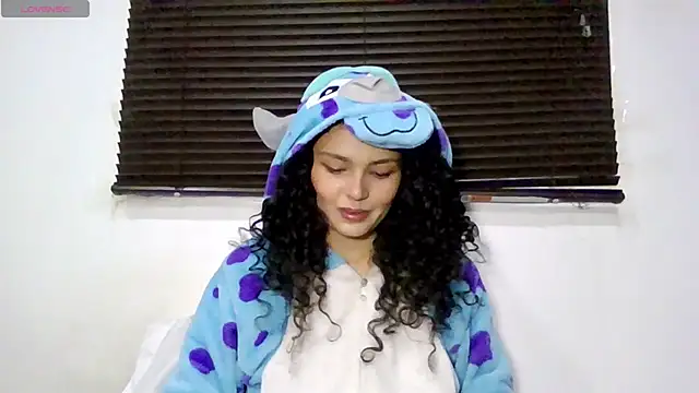 Snapshot of Diamond_Curls chatting on June 11, 2026, 3:20 pm Diamond Curls online show from June 11, 2026, 3:20 pm