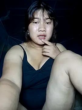 Snapshot of Emelyzz chatting on June 21, 2026, 3:18 pm Emelyzz online show from June 21, 2026, 3:18 pm