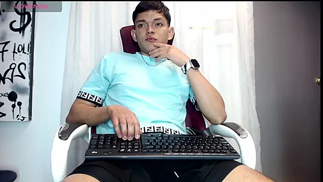 Snapshot of chriisxxx_ chatting on June 14, 2026, 12:40 am chriisxxx online show from June 14, 2026, 12:40 am