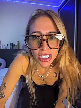 Snapshot of NicoleWilder chatting on June 19, 2026, 1:33 am NicoleWilder online show from June 19, 2026, 1:33 am