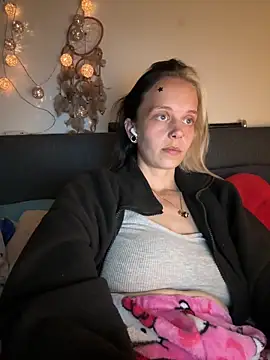 Snapshot of LillyWannaPlay chatting on June 14, 2026, 8:21 pm LillyWannaPlay online show from June 14, 2026, 8:21 pm