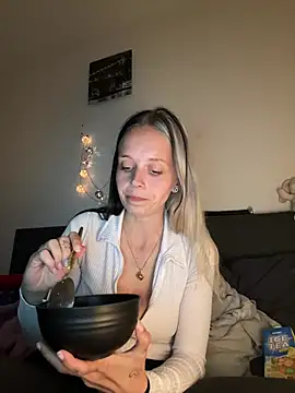 Snapshot of LillyWannaPlay chatting on June 12, 2026, 7:55 pm LillyWannaPlay online show from June 12, 2026, 7:55 pm