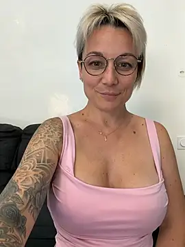Snapshot of marinellaaX chatting on June 15, 2026, 10:37 am marinellaaX online show from June 15, 2026, 10:37 am