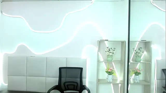 Snapshot of Jazmiin_Rosee chatting on June 19, 2026, 12:33 pm Jazmiin Rosee online show from June 19, 2026, 12:33 pm
