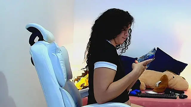 Snapshot of Isabella_Sophia19 chatting on July 7, 2026, 1:47 pm Isabella Sophia19 online show from July 7, 2026, 1:47 pm