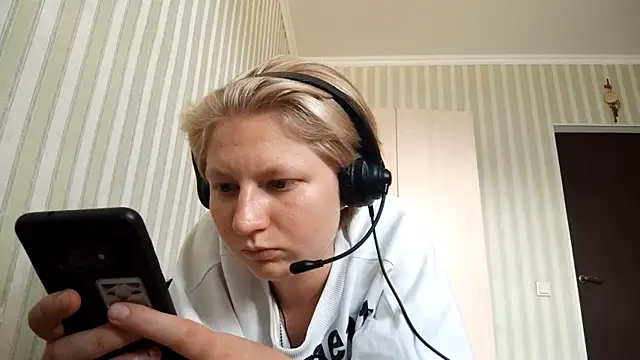 Snapshot of JennyShortcut chatting on June 18, 2026, 12:43 pm JennyShortcut online show from June 18, 2026, 12:43 pm
