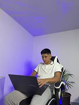 Snapshot of SantiLux_ chatting on June 25, 2026, 3:37 am SantiLux online show from June 25, 2026, 3:37 am