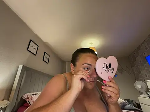 Snapshot of Bustygem_ chatting on August 4, 2026, 10:14 pm Bustygem online show from August 4, 2026, 10:14 pm