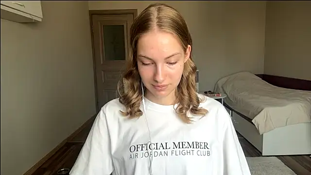 ElviaHoeffner online show from June 29, 2026, 6:31 am