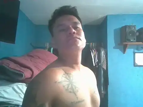 Snapshot of LatinoLeones chatting on July 5, 2026, 7:43 pm LatinoLeones online show from July 5, 2026, 7:43 pm