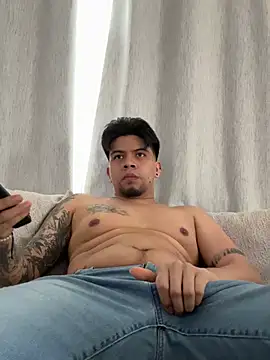 Snapshot of Sualazar chatting on April 11, 2026, 8:01 pm Sualazar online show from April 11, 2026, 8:01 pm