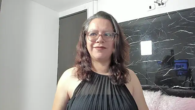 Snapshot of ELLE_HADID chatting on June 22, 2026, 3:31 pm ELLE HADID online show from June 22, 2026, 3:31 pm