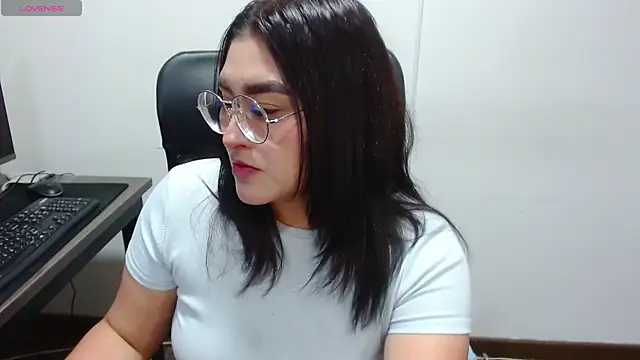 strawcream22 online show from July 28, 2026, 4:05 pm