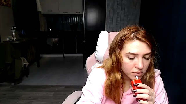 Snapshot of Reginasmilee chatting on October 28, 2025, 12:44 am Reginasmilee online show from October 28, 2025, 12:44 am