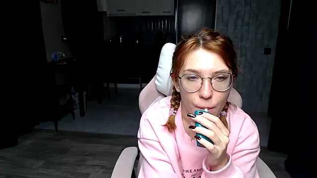 Snapshot of Reginasmilee chatting on November 10, 2025, 12:26 am Reginasmilee online show from November 10, 2025, 12:26 am