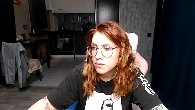 Snapshot of Reginasmilee chatting on October 13, 2025, 11:27 pm Reginasmilee online show from October 13, 2025, 11:27 pm