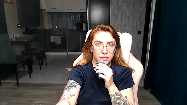 Snapshot of Reginasmilee chatting on November 17, 2025, 12:47 am Reginasmilee online show from November 17, 2025, 12:47 am