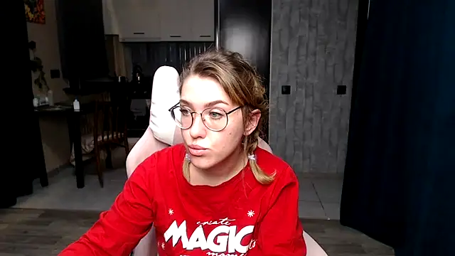 Snapshot of Reginasmilee chatting on September 27, 2025, 12:28 am Reginasmilee online show from September 27, 2025, 12:28 am