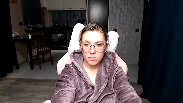 Snapshot of Reginasmilee chatting on September 29, 2025, 1:28 pm Reginasmilee online show from September 29, 2025, 1:28 pm