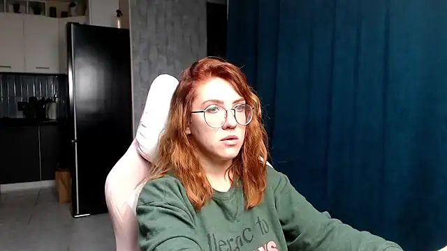 Snapshot of Reginasmilee chatting on October 1, 2025, 2:49 am Reginasmilee online show from October 1, 2025, 2:49 am