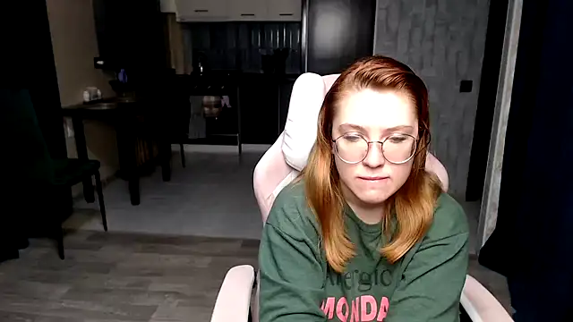 Snapshot of Reginasmilee chatting on November 1, 2025, 1:01 am Reginasmilee online show from November 1, 2025, 1:01 am