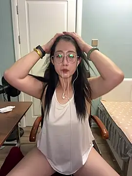 weiwei103 online show from June 26, 2026, 2:23 pm