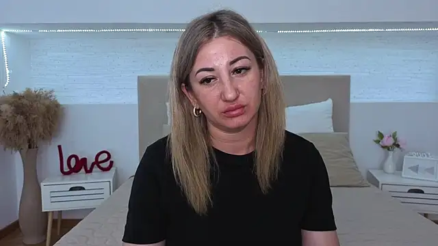 candyyy sweet  online show from June 26, 2026, 9:04 am