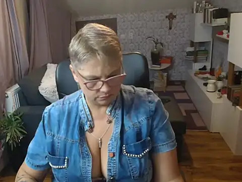 Snapshot of NewHellen4you chatting on July 1, 2026, 7:25 pm NewHellen4you online show from July 1, 2026, 7:25 pm