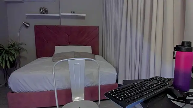 Snapshot of macarennah_ chatting on July 4, 2026, 7:29 pm macarennah online show from July 4, 2026, 7:29 pm