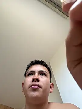 Snapshot of Santiagomg_ chatting on July 10, 2026, 6:52 pm Santiagomg online show from July 10, 2026, 6:52 pm
