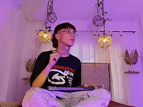 Snapshot of Xander_Grey chatting on July 17, 2026, 7:44 pm Xander Grey online show from July 17, 2026, 7:44 pm