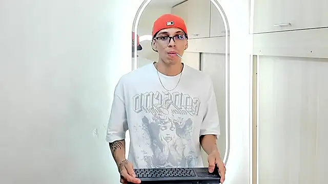 Snapshot of Mheysam_Youngerx chatting on July 18, 2026, 2:20 am Mheysam Youngerx online show from July 18, 2026, 2:20 am