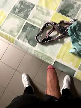 Snapshot of swissboy22 chatting on October 22, 2025, 2:05 pm swissboy22 online show from October 22, 2025, 2:05 pm