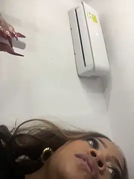 Snapshot of riri_brunnete chatting on February 27, 2026, 4:23 am riri brunnete online show from February 27, 2026, 4:23 am