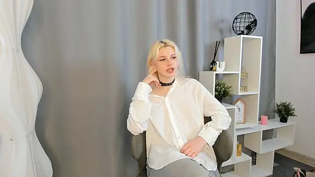 Snapshot of VivienMendler chatting on July 25, 2026, 10:54 am VivienMendler online show from July 25, 2026, 10:54 am