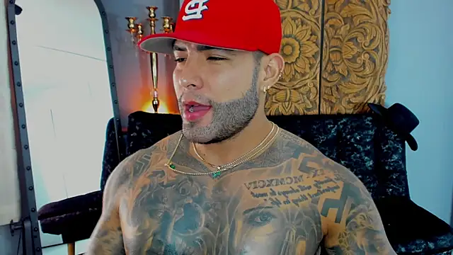 Snapshot of Aaron_Vega chatting on August 4, 2026, 2:05 am Aaron Vega online show from August 4, 2026, 2:05 am