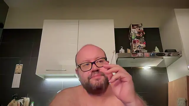 Snapshot of theitalianbear chatting on June 17, 2026, 2:11 am theitalianbear online show from June 17, 2026, 2:11 am