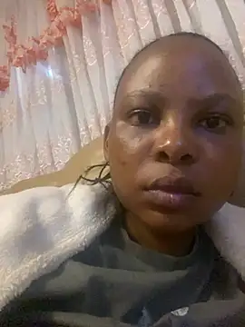 Snapshot of HeyHoneyBee chatting on August 8, 2026, 10:28 pm HeyHoneyBee online show from August 8, 2026, 10:28 pm