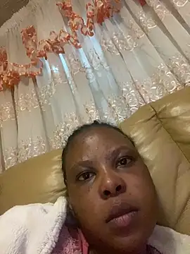 Snapshot of HeyHoneyBee chatting on July 31, 2026, 8:39 pm HeyHoneyBee online show from July 31, 2026, 8:39 pm