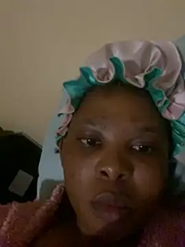Snapshot of HeyHoneyBee chatting on August 5, 2026, 7:41 pm HeyHoneyBee online show from August 5, 2026, 7:41 pm