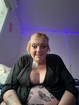 Snapshot of Erizzle87 chatting on August 6, 2026, 3:12 am Erizzle87 online show from August 6, 2026, 3:12 am
