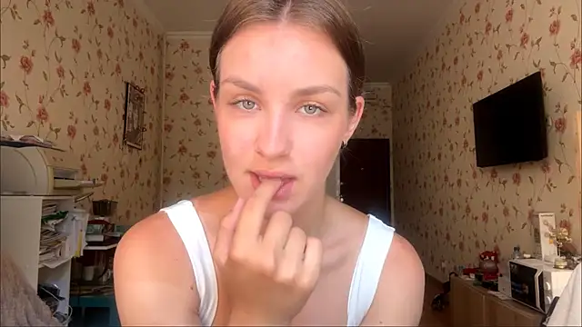 Snapshot of MooredSaw chatting on August 7, 2026, 7:14 am MooredSaw online show from August 7, 2026, 7:14 am