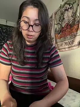 Lauraxbatista online show from August 4, 2026, 6:45 pm