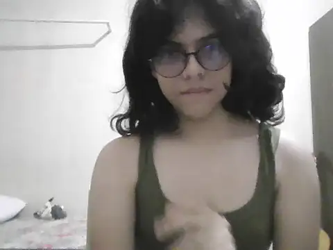 Snapshot of cecileah chatting on August 7, 2026, 4:46 pm cecileah online show from August 7, 2026, 4:46 pm