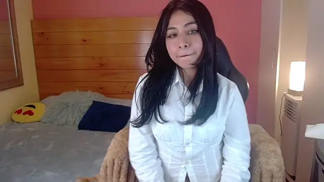 Snapshot of emi_kiss_ chatting on August 6, 2026, 9:10 pm emi kiss online show from August 6, 2026, 9:10 pm