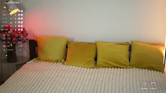 Snapshot of LitleSun chatting on November 17, 2025, 5:11 am LitleSun online show from November 17, 2025, 5:11 am