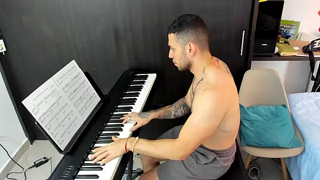 Snapshot of logan_smith chatting on December 18, 2025, 12:42 pm logan smith online show from December 18, 2025, 12:42 pm