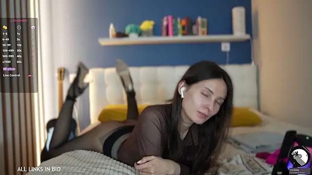 LAUREL HAZEL online show from March 10, 2025, 7:07 pm